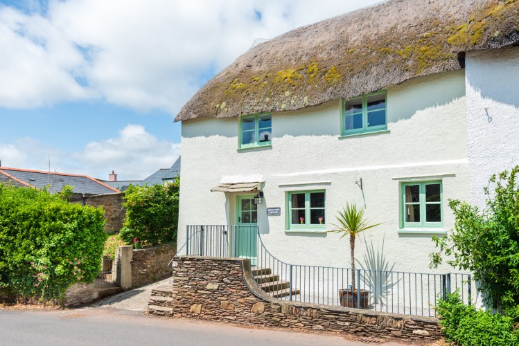 A picturesque thatched cottage in the well served village of Chillington on the Kingsbridge to Dartmouth road.