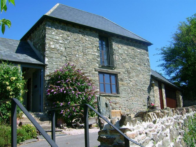 Yeomans Cottage exterior showing steps down to outdoor seating area