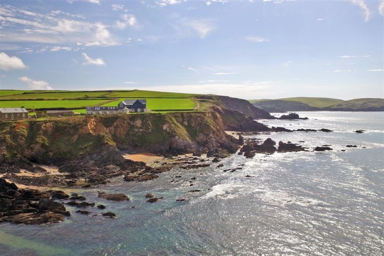 Seamark Cottages sit on the coastal path between Hope Cove and Thurlestone.